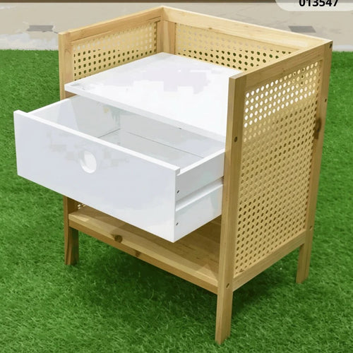 Mesa de noche auxiliar beige estilo boho con cajón blanco y paneles laterales de rejilla